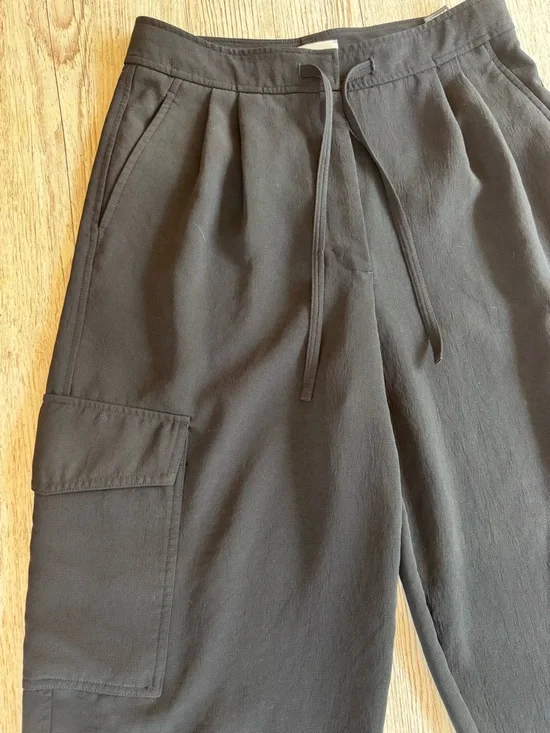 Wilfred Aritzia Shift Cargo Pant Relaxed barrel-leg crepe cargo pants in Black 8 - Picture 4 of 10